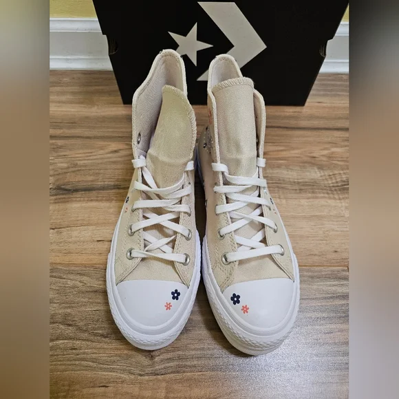 New Chuck Taylor All Star Lift Platform Petite Petals - Picture 2 of 11